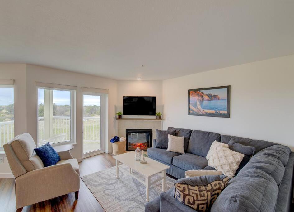 Beach Please-Updated Home With Ocean Views Long Beach Bagian luar foto