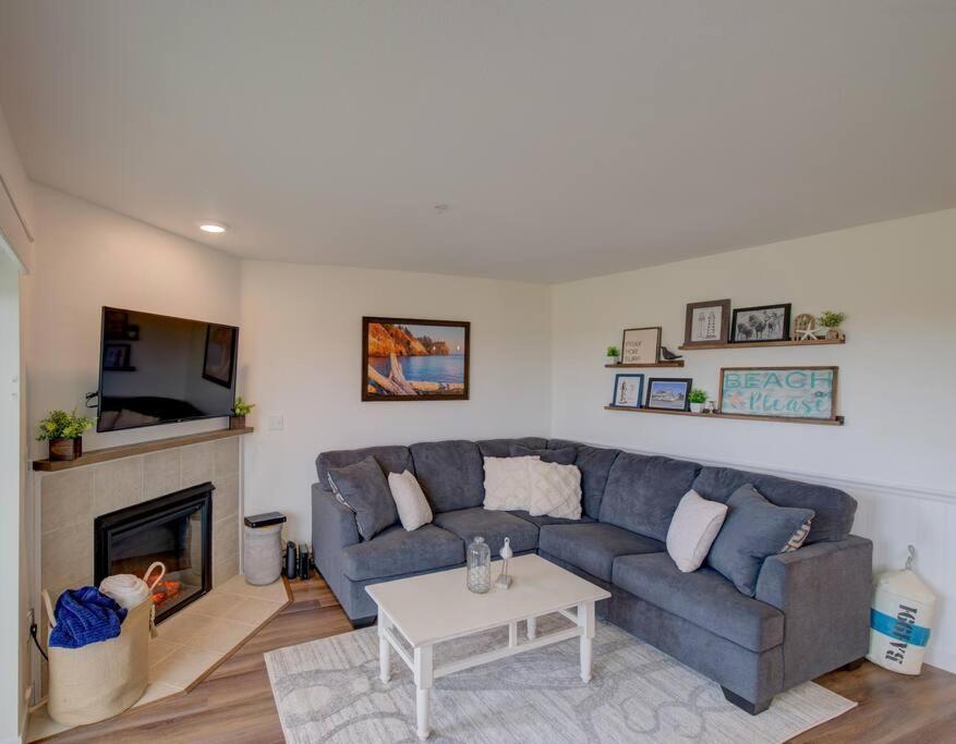 Beach Please-Updated Home With Ocean Views Long Beach Bagian luar foto