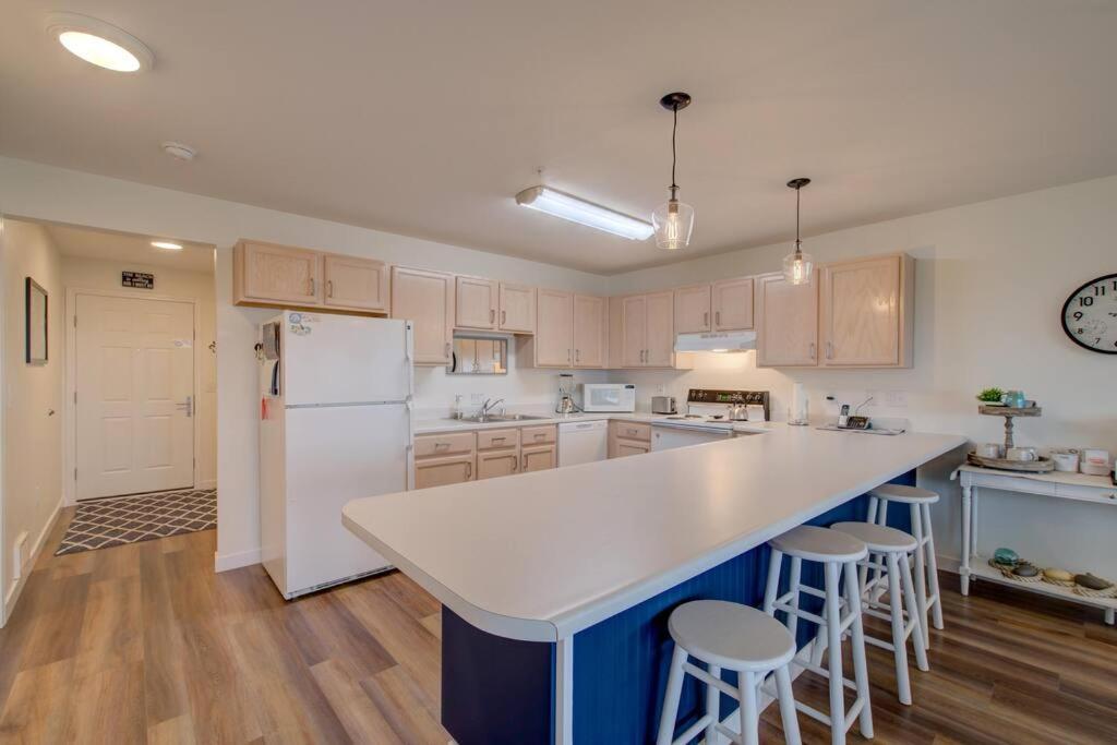 Beach Please-Updated Home With Ocean Views Long Beach Bagian luar foto