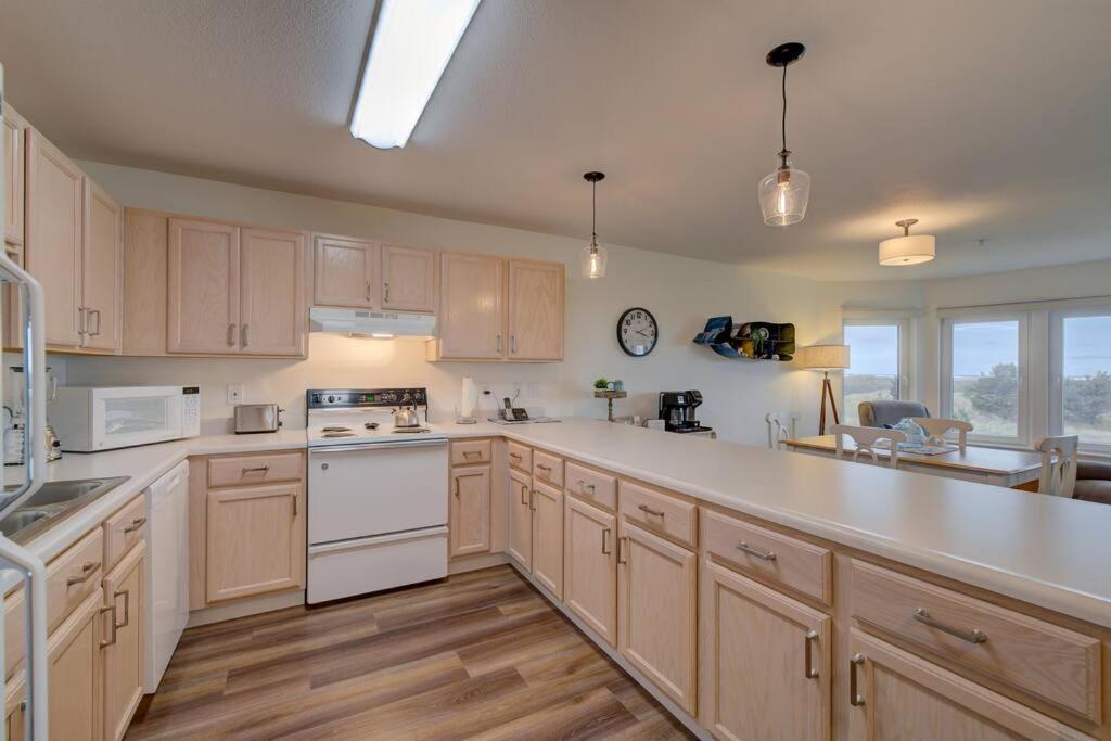 Beach Please-Updated Home With Ocean Views Long Beach Bagian luar foto